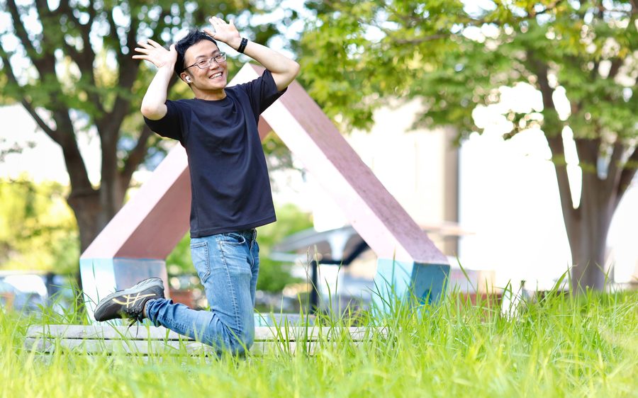 公園で元気にジャンプする様子