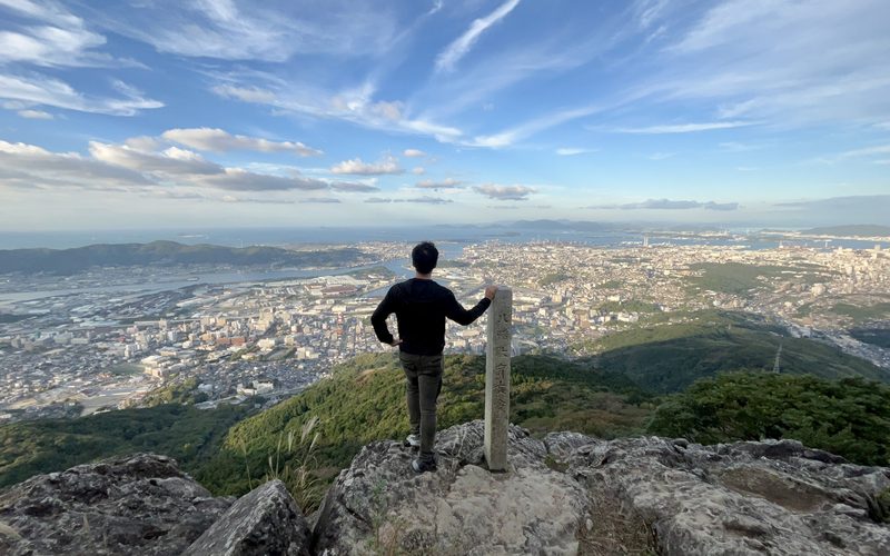 山頂から街を見渡す後ろ姿